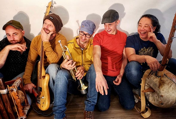 C’est le spectacle phare du groupe. Mis en scène comme un périple où s’entremêlent compositions, rythmes traditionnels, improvisations, slam et poésie. Au départ une envie de voyage, un désir de découvrir le monde, et comme le voyage marque le voyageur ...