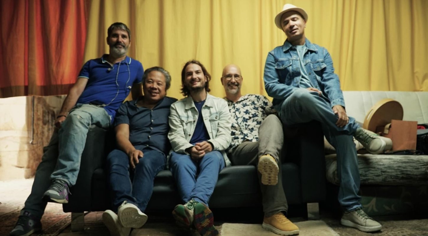 Le groupe Océans! réuni sur un canapé