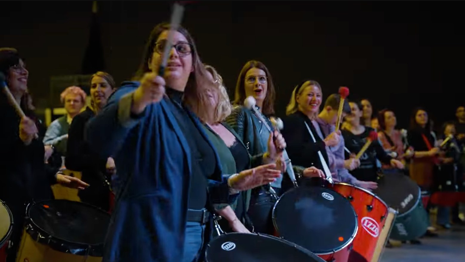 Team building batucada : salariés jouant des percussions brésiliennes en séminaire